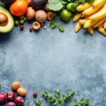 Kleurrijke verzameling van anti-aging voedingsmiddelen op een bord, waaronder bessen, avocado, noten, groene bladgroenten en zalm.